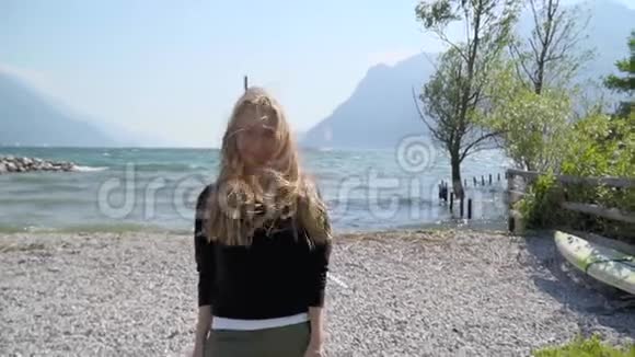 在加德纳湖边散步的女孩视频的预览图