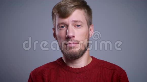 一张漂亮的白种人成年长胡子的特写照片他直视镜头表情平静视频的预览图