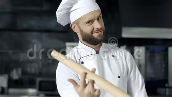 厨师在厨房玩滚筒专业厨师画像视频的预览图