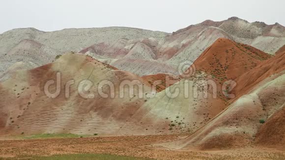 伊朗沙漠中的洛基沙丘视频的预览图