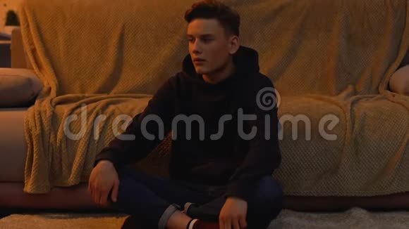 沮丧的青少年独自坐在家里戴着头巾欺负受害者问题视频的预览图