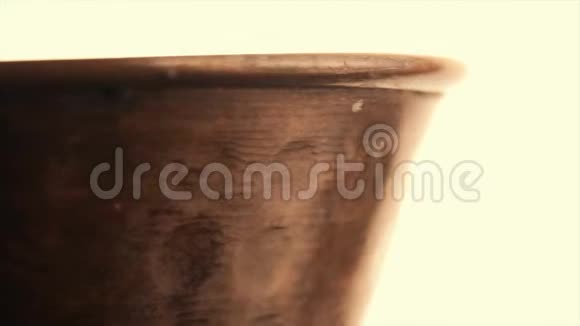铜的宏射白色背景下杯子的细节拍摄视频的预览图