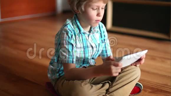 儿童使用平板电脑少年男孩使用触摸板视频的预览图