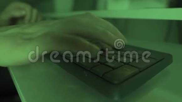 黑客工作电脑键盘编程网络安全特写镜头视频的预览图