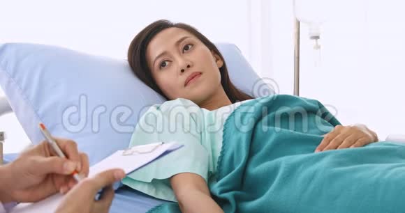关闭现场视频的医生询问亚洲女性病人的疾病在医院视频的预览图