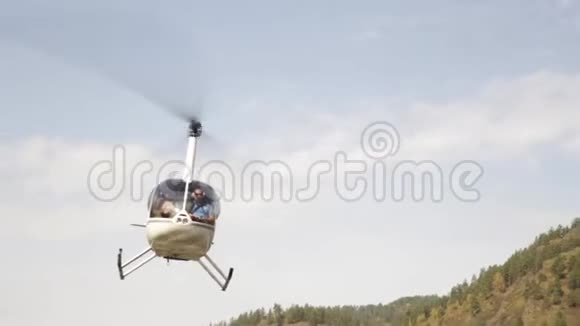 直升机降落在山区的河岸上高地的低空直升机小型轻型视频的预览图