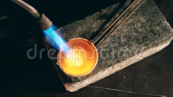珠宝车间用燃烧器熔化金属的过程视频的预览图