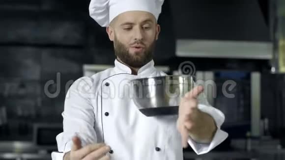 厨师在玩碗厨师准备在专业厨房做饭视频的预览图