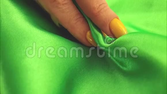 女性手黄指甲丝面料放松视频的预览图