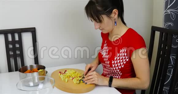 一个女孩在木板上切煮土豆视频的预览图