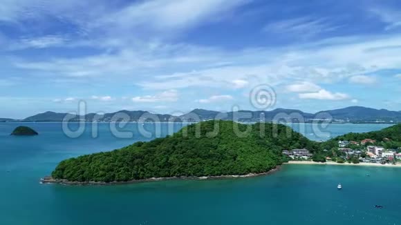 令人惊叹的空中4k无人机镜头飞行在美丽的热带普吉岛在夏季季节视频的预览图