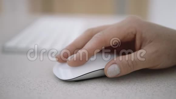女人用她的手紧紧地握着白色时髦的老鼠视频的预览图