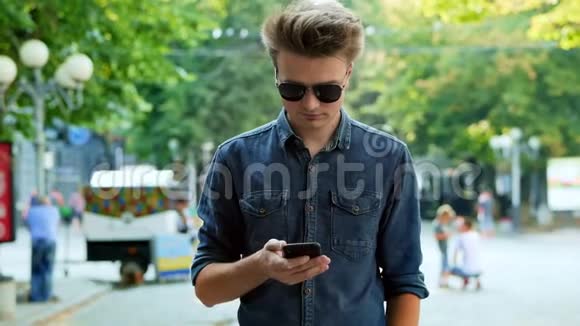 现代年轻人在街上用电话打字视频的预览图