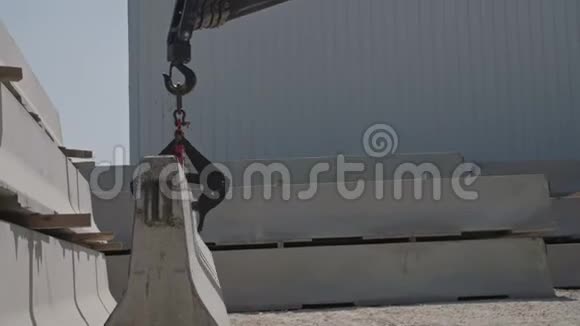 起重机在建筑工地吊起一部分混凝土墙视频的预览图