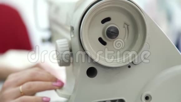 一名已婚妇女的特写一台专业缝纫机的翻车轮视频的预览图
