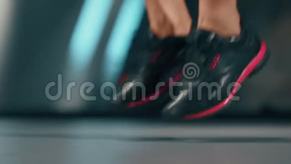 在健身房里用跳绳练习运动健身生活方式美容理念拍摄于电影摄影机视频的预览图
