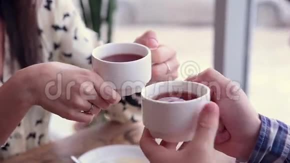 在咖啡馆喝茶的幸福恩爱夫妻第一次约会视频的预览图