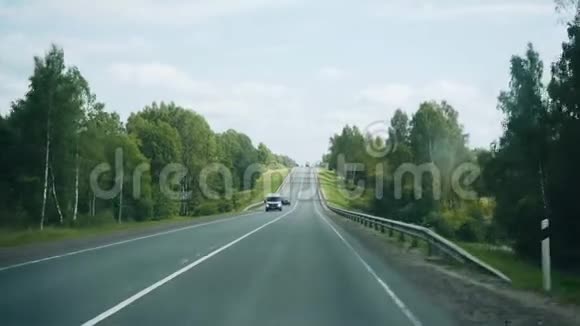 在高速公路上行驶时从驾驶室可以看到美丽的景色视频的预览图
