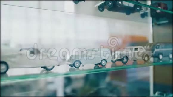 玻璃箱子里的老式汽车的酷型号快关门照相机在动视频的预览图