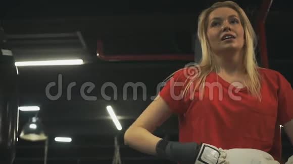 可爱的女拳击手在训练结束后离开视频的预览图
