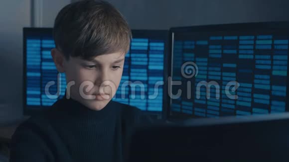 男孩吴德金哈克哈克斯计算机系统后台二进制代码视频的预览图