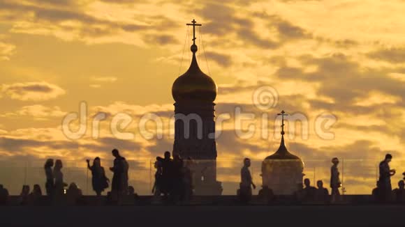 日落时的扎里亚迪公园的浮桥可以看到莫斯科的克里姆林宫4K的俄罗斯视频的预览图