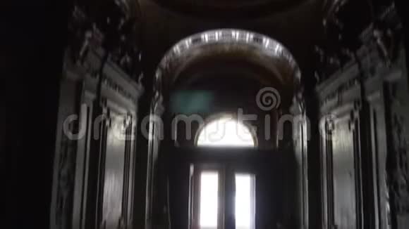 老城区入户通道全景阁楼天花板老式门19世纪圣彼得堡视频的预览图