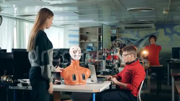 两个工程师在研究机器人关闭视频的预览图