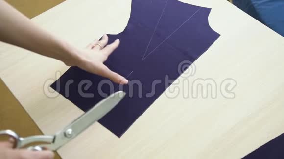 女裁缝手的上景在织物模板旁边留下剪刀视频的预览图