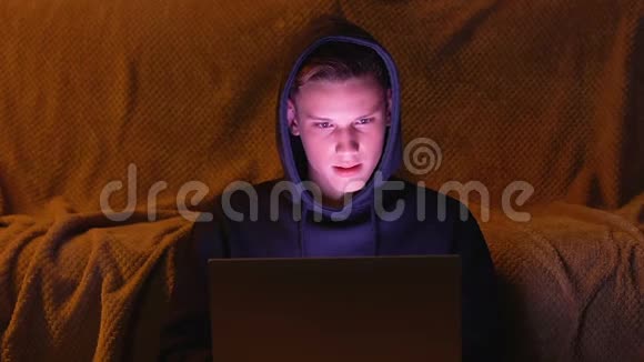 一个晚上在学校工作的男孩因为笔记本电脑软件故障而生气视频的预览图