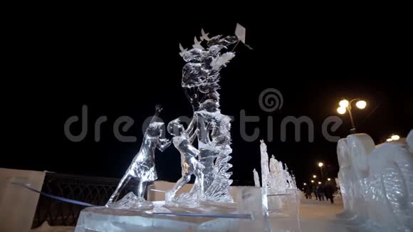儿童玩风筝的冰雕俄罗斯的冰雕冰城的雕塑透明透明视频的预览图