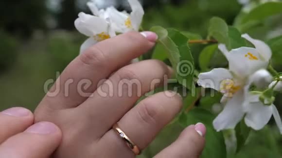 男女手配结婚金戒指视频的预览图