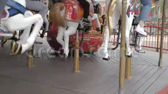 假日公园里的旋转木马带着马的快乐之旅视频的预览图