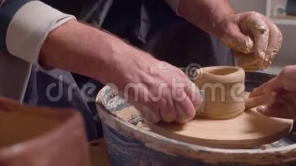 在陶工的轮子上做锅子老人视频的预览图