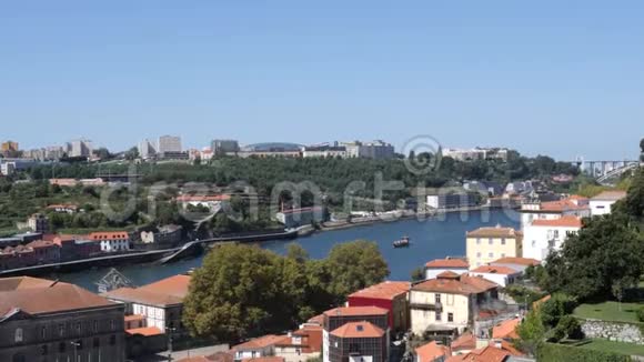 4kPorto天际线城市景观高架观景台展示兵马俑屋顶和杜洛河港口侧水视频的预览图