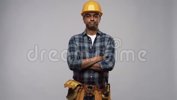 快乐的印度工人或建筑工人竖起大拇指视频的预览图