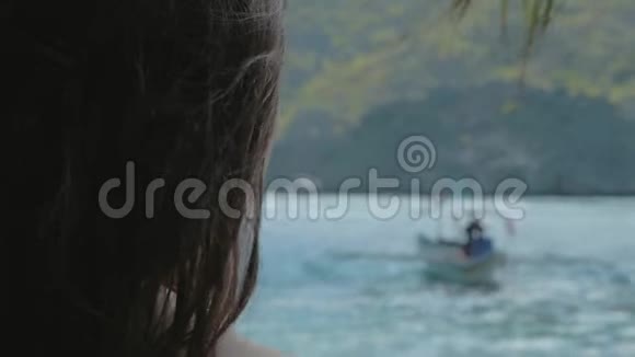 在阳光明媚的日子里年轻女孩在热带海滩上放松概念自由生活方式旅游度假视频的预览图