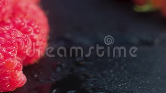 成熟的新鲜红树莓的全景特写镜头配上水滴视频的预览图