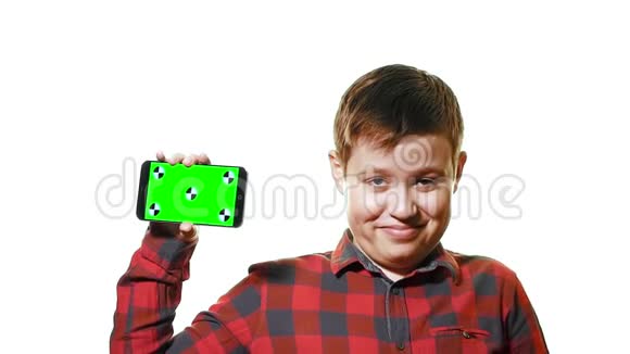 概念模型开朗的男孩手里拿着智能手机手里拿着绿色的屏幕笑了起来视频的预览图