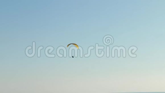人乘着多色降落伞飞向蓝天夏天白天休息视频的预览图