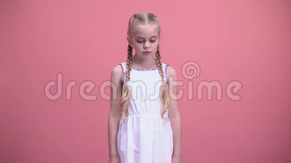 悲伤的小女孩抱着破碎的心忍受着父母的离婚视频的预览图