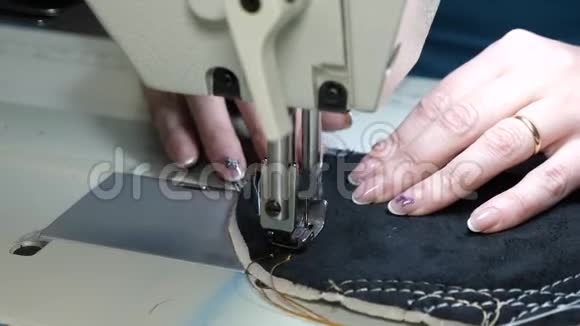 缝纫车间的裁缝缝制皮具的过程缝纫机针在运动中缝纫机视频的预览图