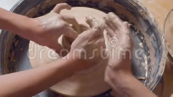 女人手在陶工车轮上雕刻视频的预览图