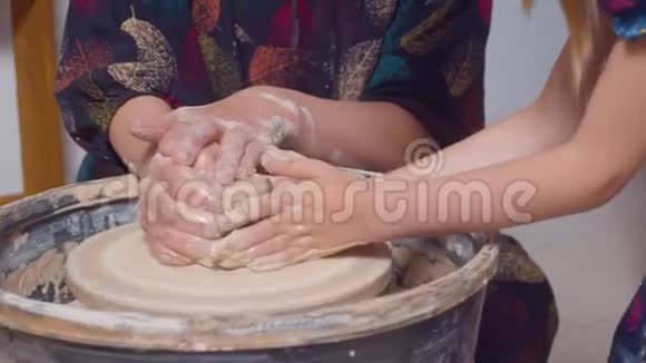 女人和女孩在陶工轮子上做锅视频的预览图