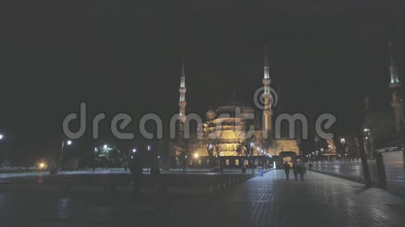 蓝色清真寺的夜间框架蓝色清真寺晚上人们正在附近散步土耳其伊斯坦布尔2019年4月10日视频的预览图