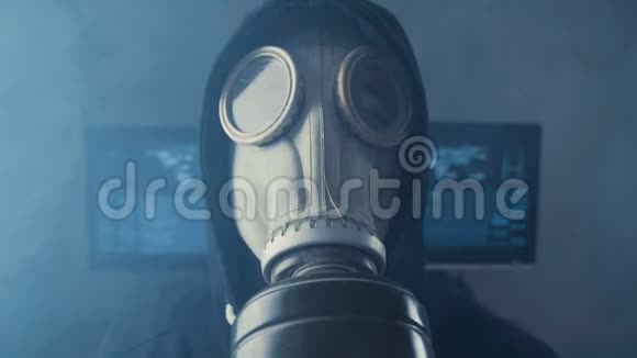 烟雾网络安全中心装有显示屏的防毒面具黑客画像后萝卜世界视频的预览图
