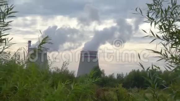 烟来自发电厂的管道视频的预览图