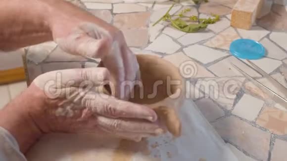 人手雕刻陶罐视频的预览图