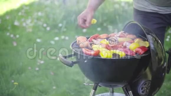 男人用鸡肉蔬菜和蘑菇准备烧烤视频的预览图