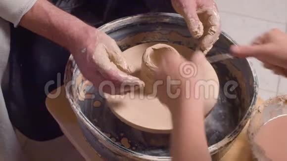 在陶工的轮子上做锅子老人视频的预览图